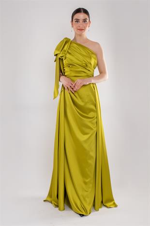 478 Tek Omuz Fiyonk Beli Drape Yırtmaçlı Uzun Saten Elbise