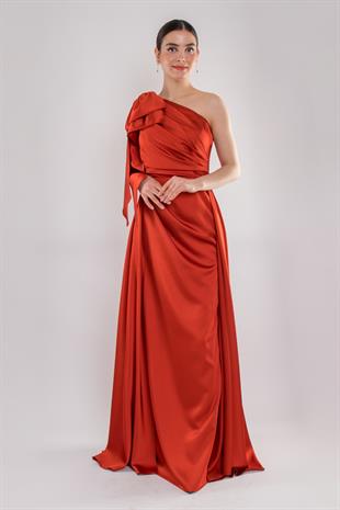 478 Tek Omuz Fiyonk Beli Drape Yırtmaçlı Uzun Saten Elbise