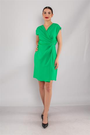 61875 Beli Lastikli Yandan Broşlu Kısa Saten Elbise