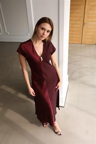 62255 Vyaka Broş Detay Yırtmaçlı Saten Krep Midiboy Elbise