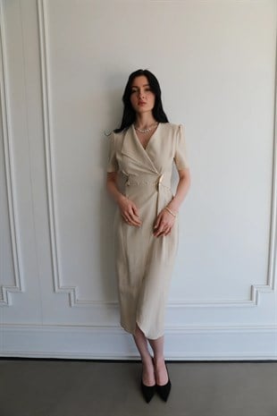 62318 Kruvaze Yaka Liyosel Yandan Broşlu Kısa Elbise