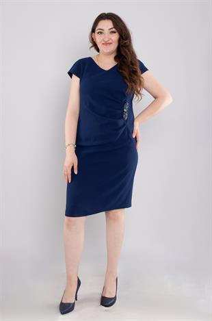 7039(101) Büyük Beden Drapeli Yandan Broşlu Krep Kısa Elbise