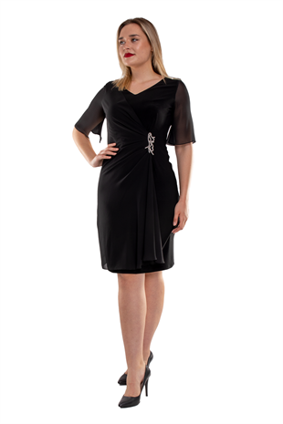 7052-104 Büyük Beden Yandan Broşlu Krep Şifon Kısa Elbise