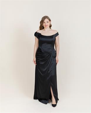 7081 Büyük Beden Kayık Yaka Omuz Gül Detay Saten Drapeli Uzun Elbise