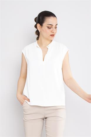 81980 Yakasız Broş Detay Kolsuz Şifon Bluz