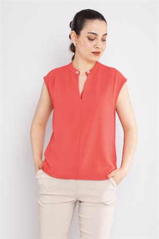 81980 Yakasız Broş Detay Kolsuz Şifon Bluz