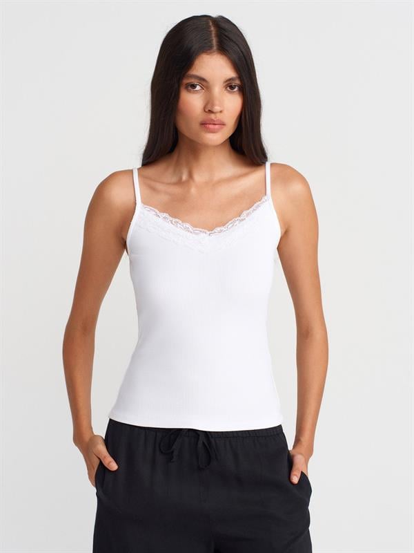 21015 Askılı Dantel Detay Top Crop