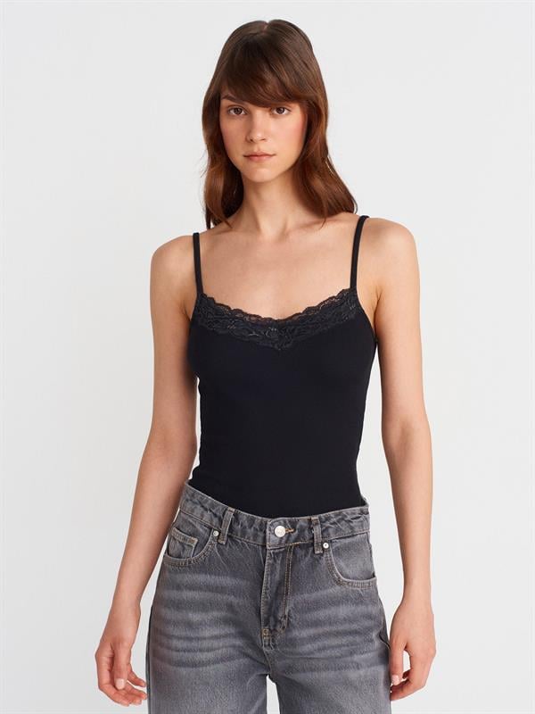 21015 Askılı Dantel Detay Top Crop