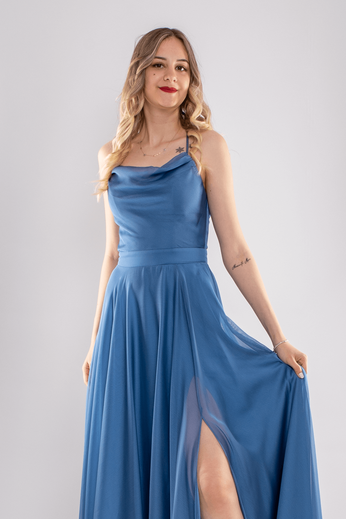 3086 Arkası İpli Yırtmaçlı Kristal Şfon Uzun Elbise