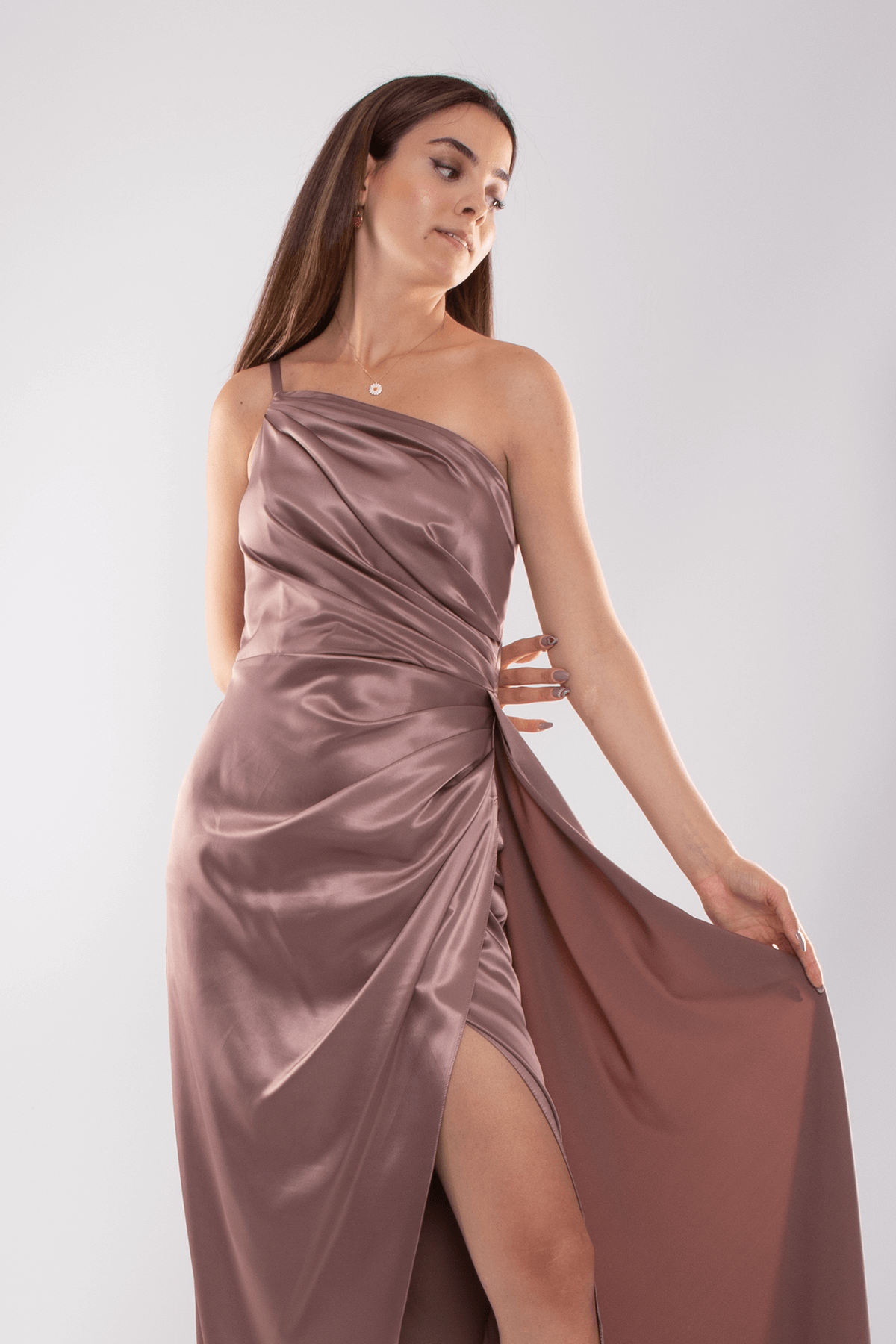 408 Tek Omuz Beli Drape Yırtmaç ve Kuyruklu Saten Uzun Elbise