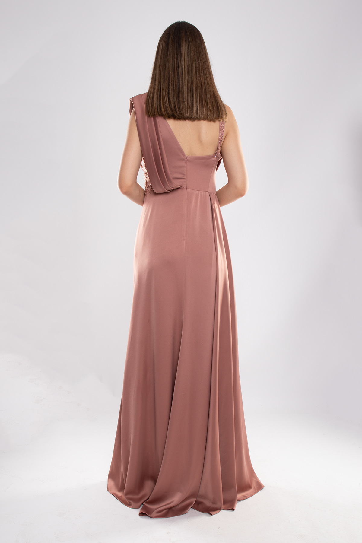 442 Şalyaka Güpür Nakışlı Beli Drape Uzun Saten Elbise