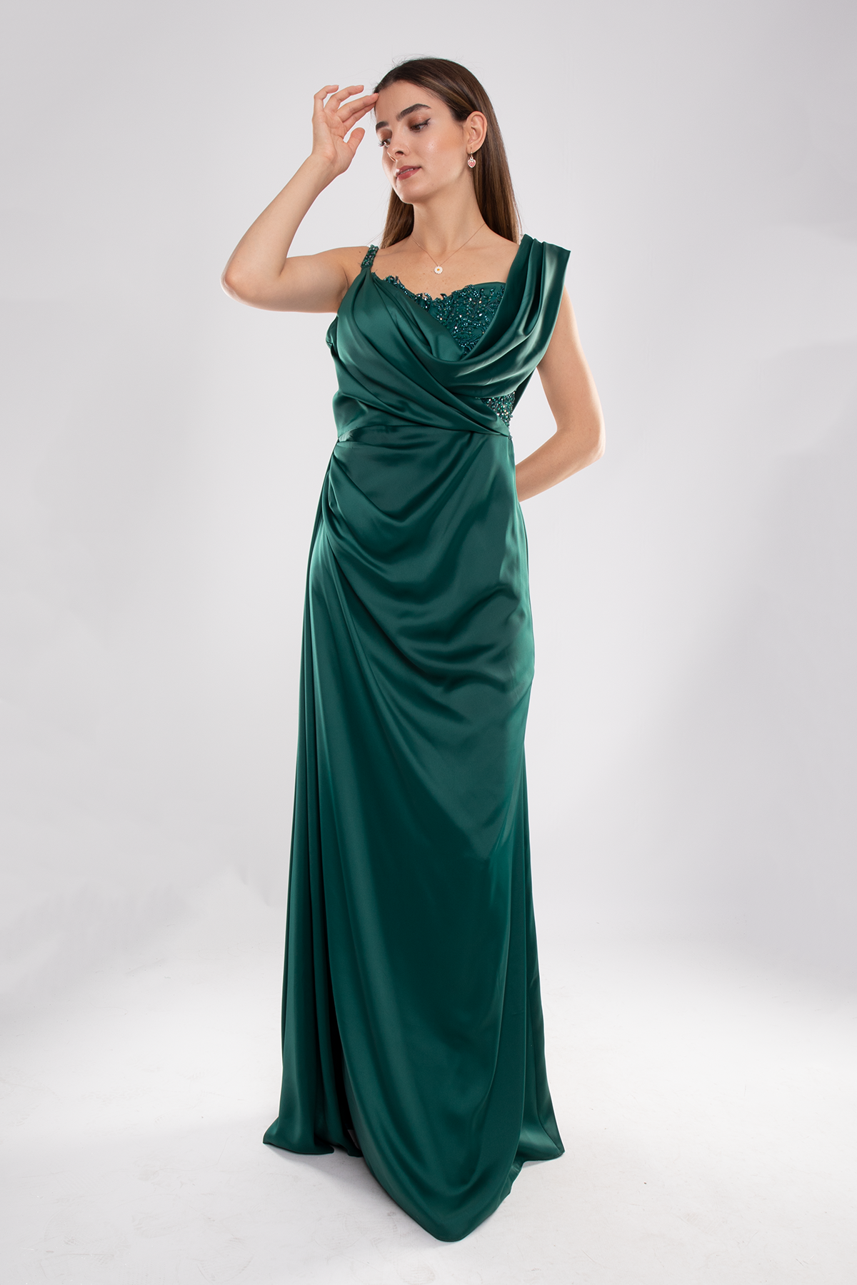 442 Şalyaka Güpür Nakışlı Beli Drape Uzun Saten Elbise
