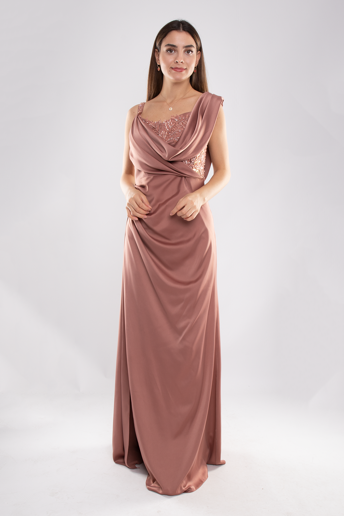 442 Şalyaka Güpür Nakışlı Beli Drape Uzun Saten Elbise