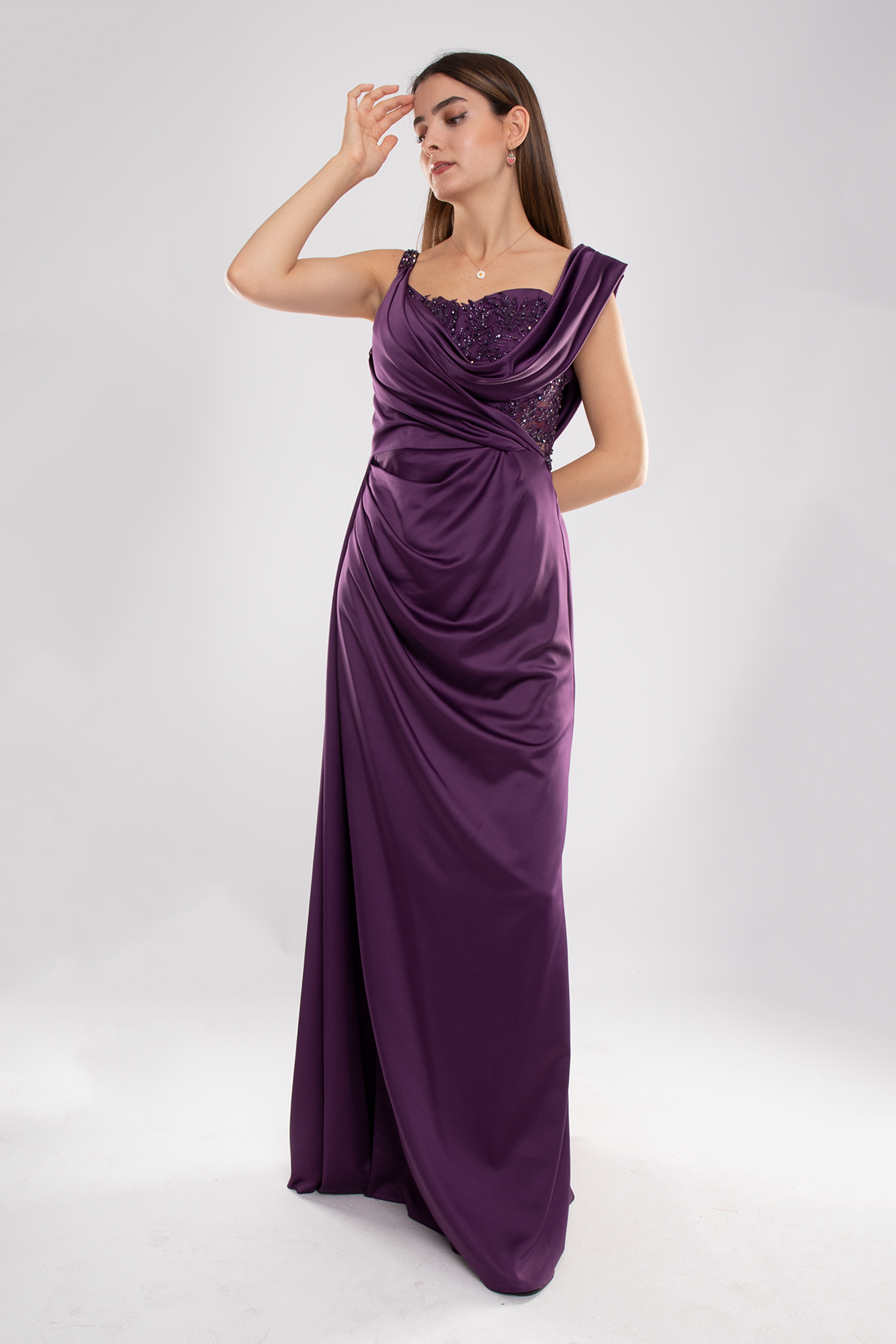 442 Şalyaka Güpür Nakışlı Beli Drape Uzun Saten Elbise