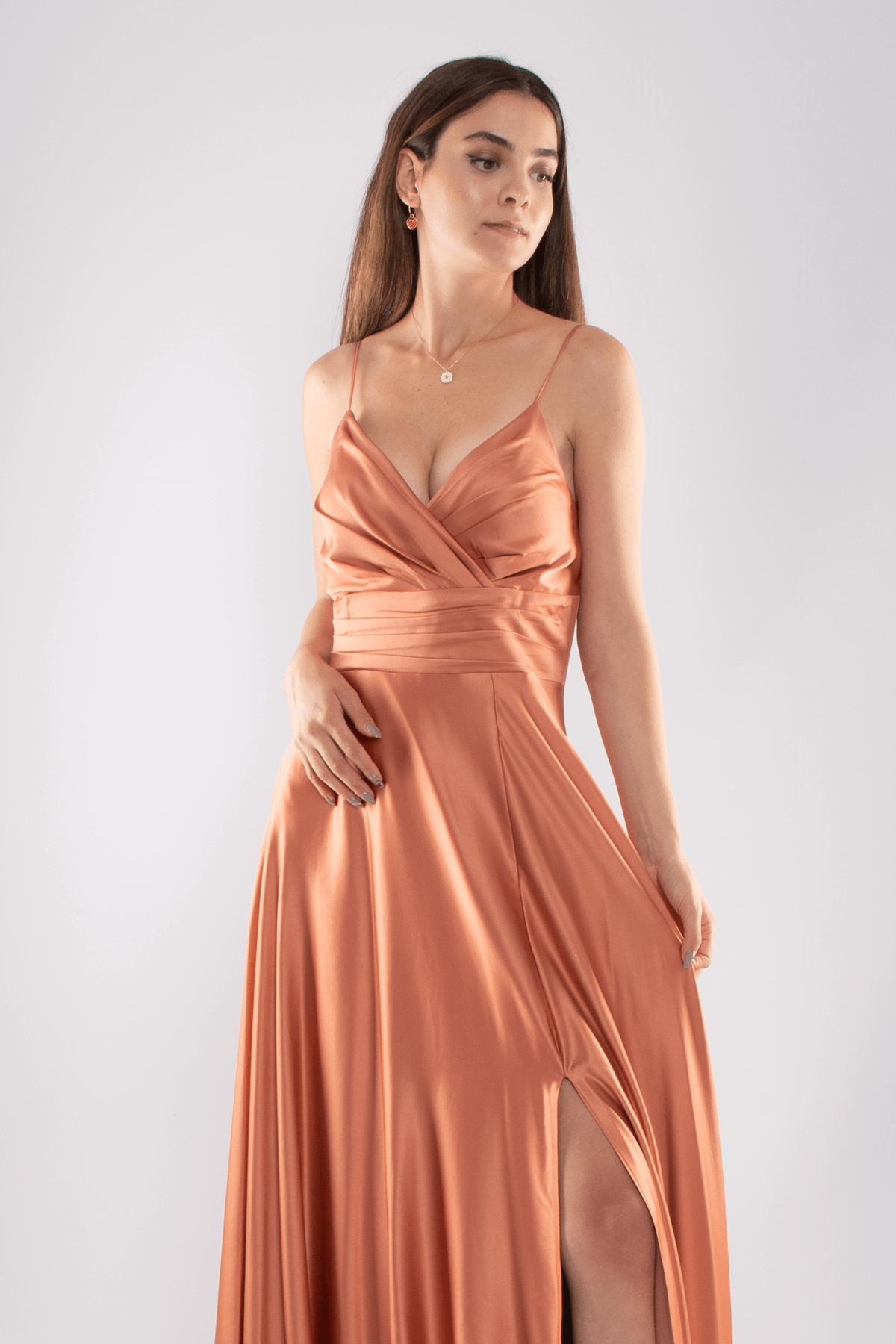 61625 İp Askı Yaka Drape İpek Saten Yırtmaçlı Uzun Elbise