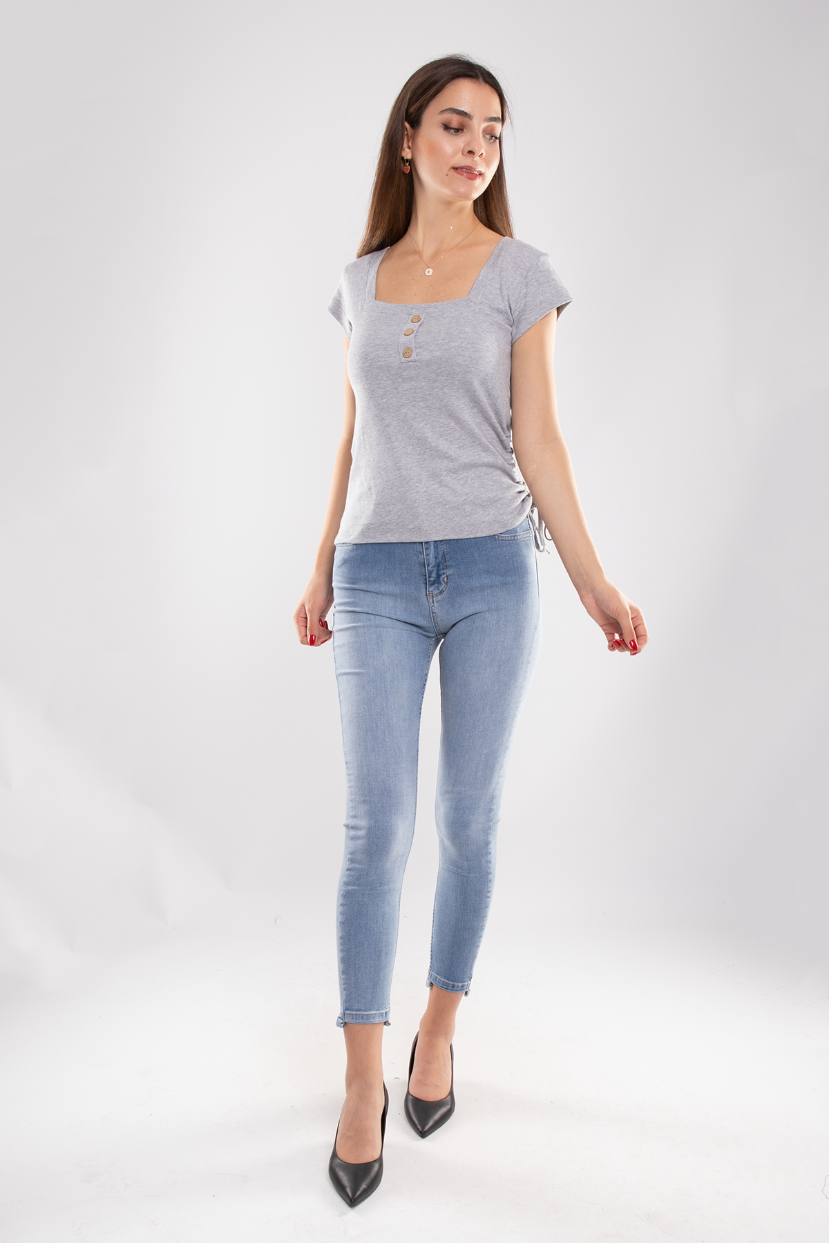 75667 Yanı Büzgü Detaylı Kare Yaka Kadın Tshirt