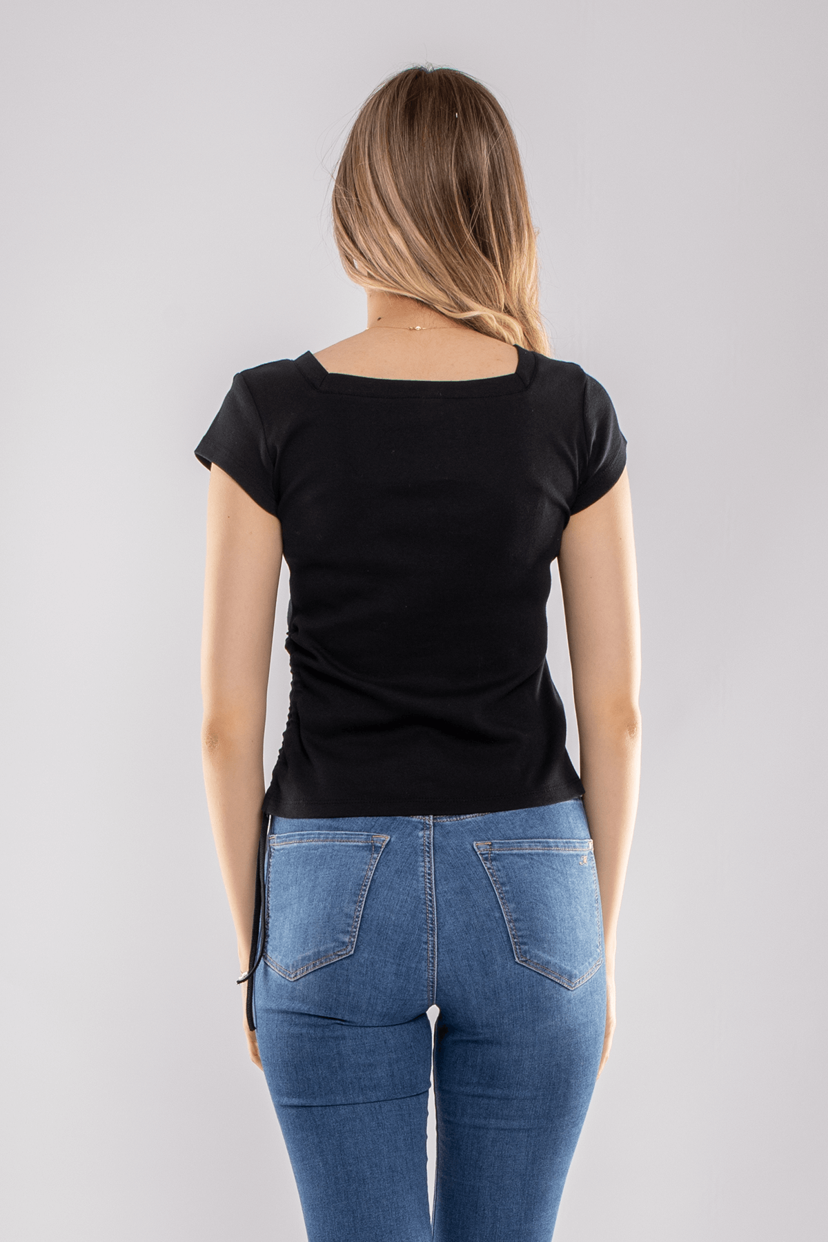 75667 Yanı Büzgü Detaylı Kare Yaka Kadın Tshirt