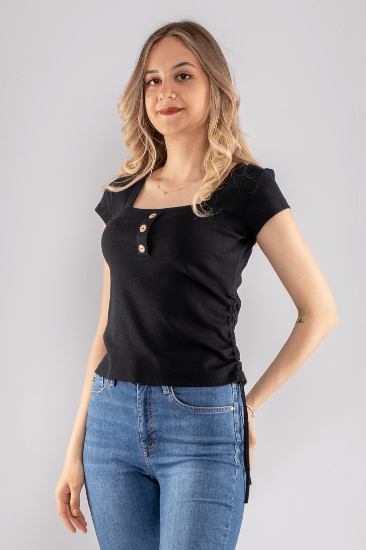 75667 Yanı Büzgü Detaylı Kare Yaka Kadın Tshirt