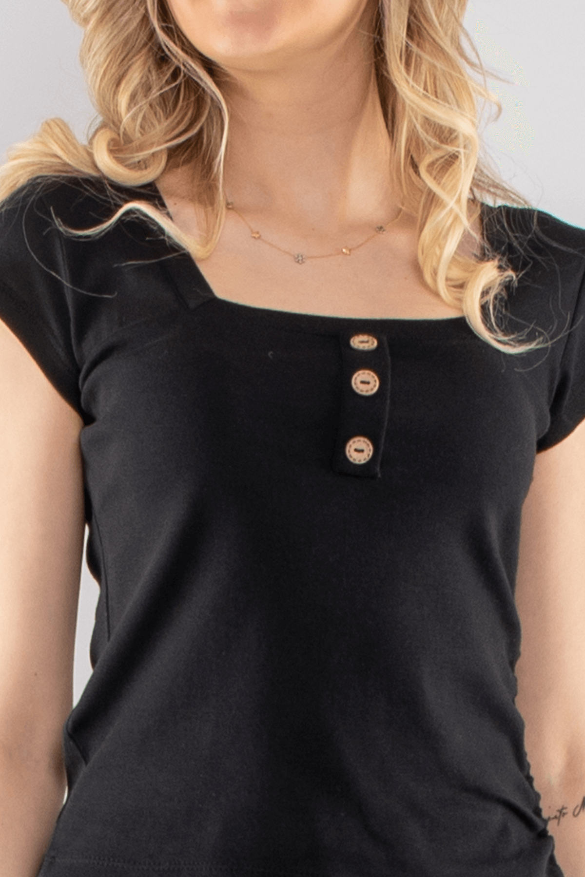 75667 Yanı Büzgü Detaylı Kare Yaka Kadın Tshirt