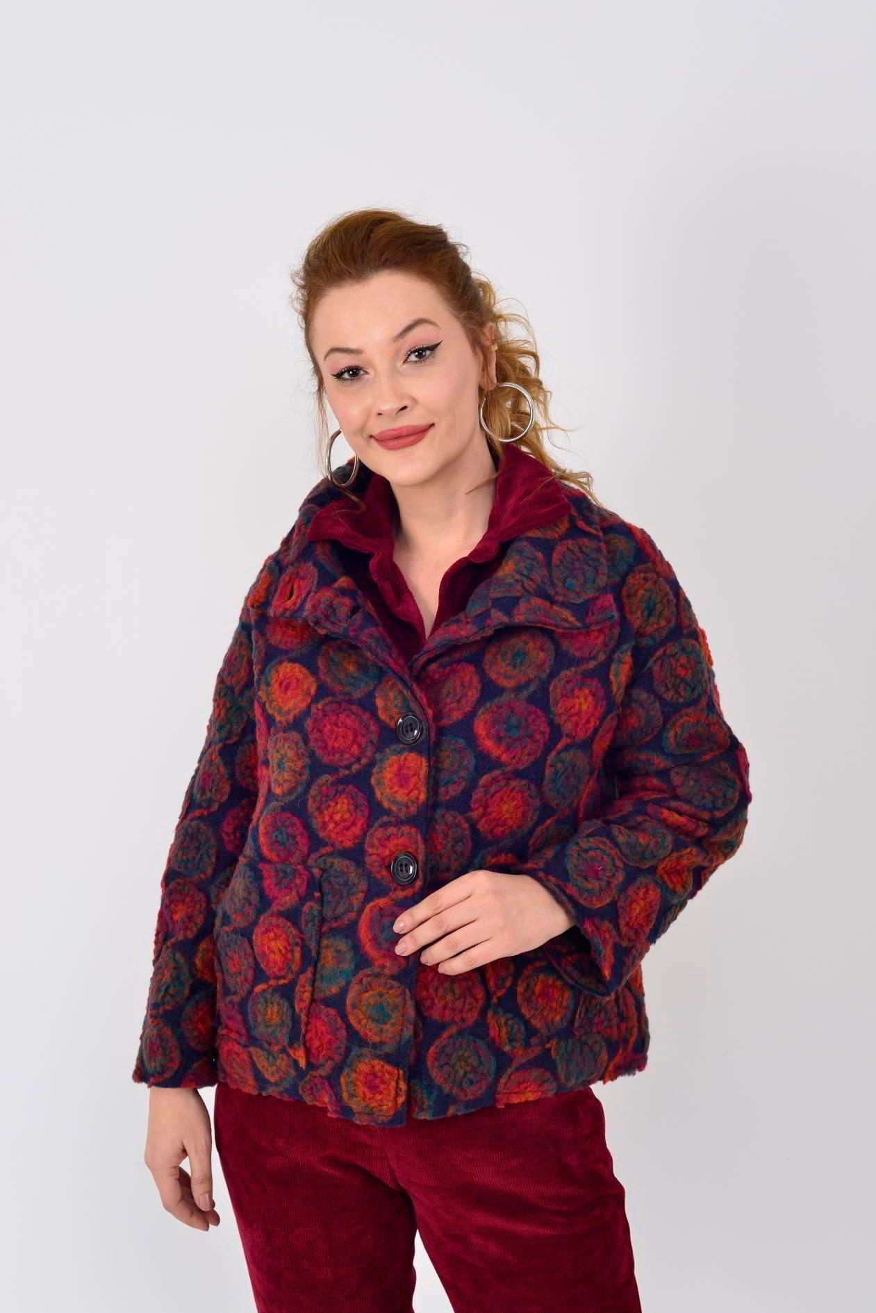 08023 Spiral Desen Düğmeli Kısa Keçe Mont