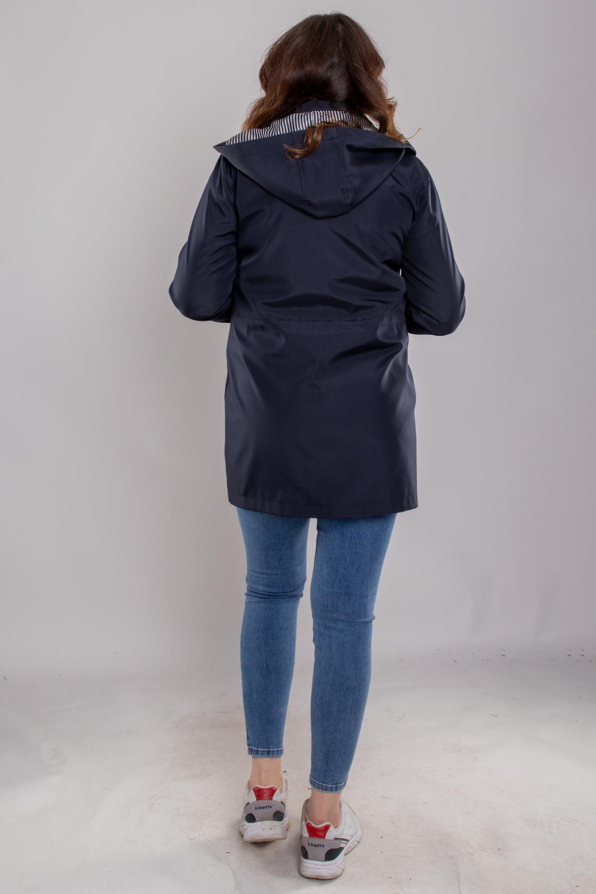 1018 Büyük Beden Beli Bağcıklı Kapşonu ÇıkmalıFermuar ve Çıtçıtlı Yağmurluk