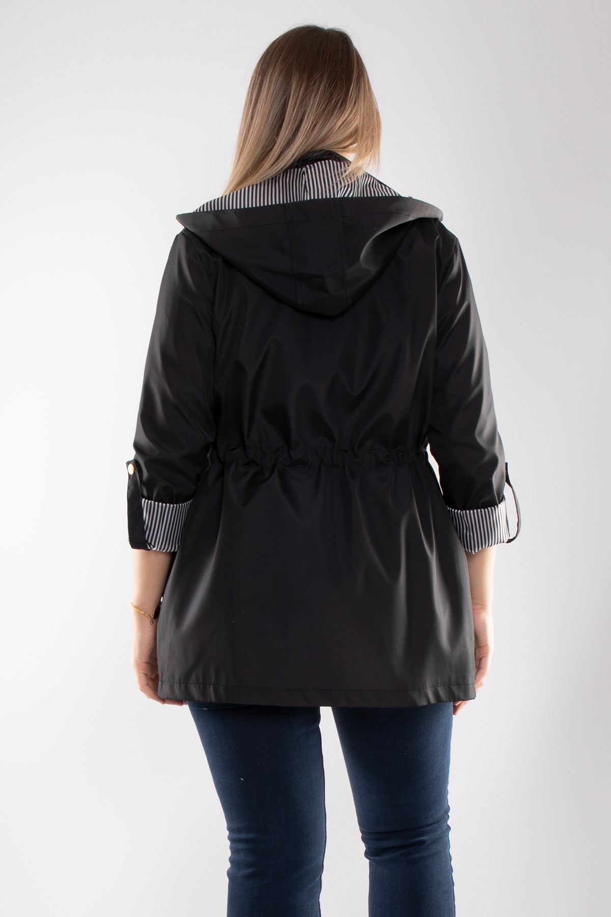 1018 Büyük Beden Beli Bağcıklı Kapşonu ÇıkmalıFermuar ve Çıtçıtlı Yağmurluk