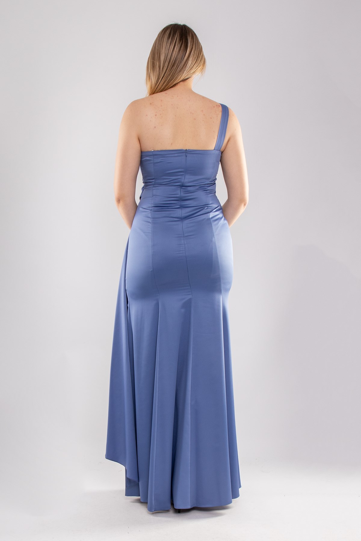 1044 Tek Omuz Şal Detay Uzun Saten Elbise