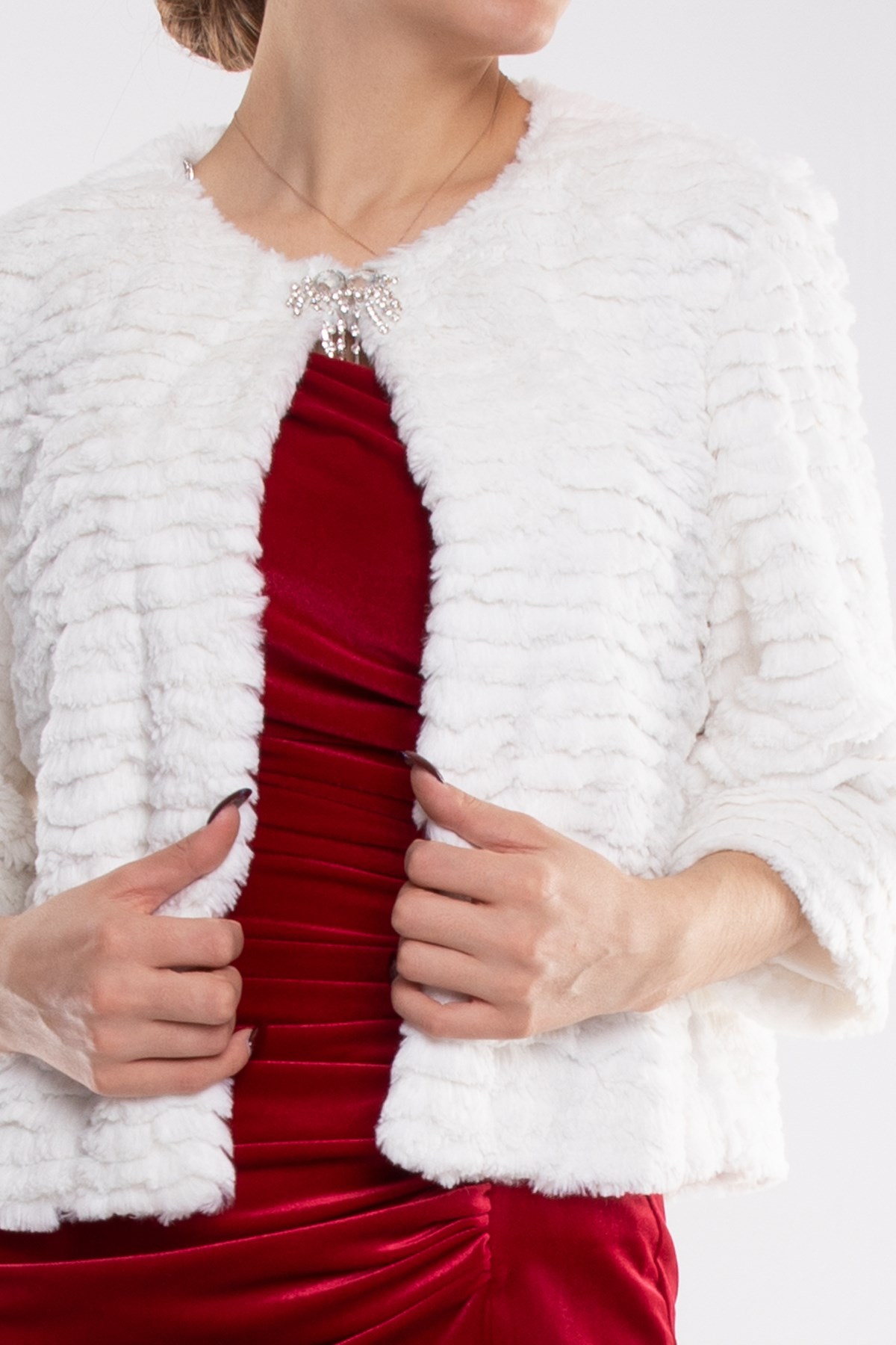 1050 Büyük Beden Broşlu Katkat Kürklü Kısa Ceket