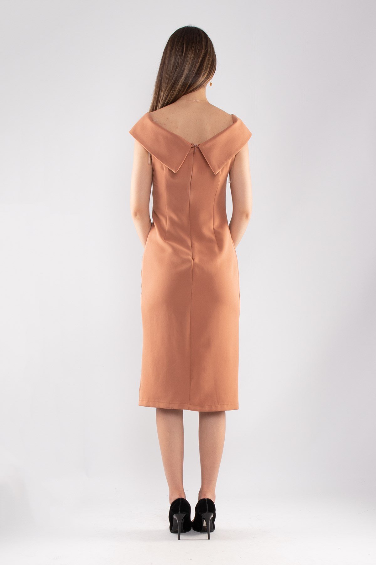 1057 Madonna Yaka Beli Drape Midiboy Krep Elbise