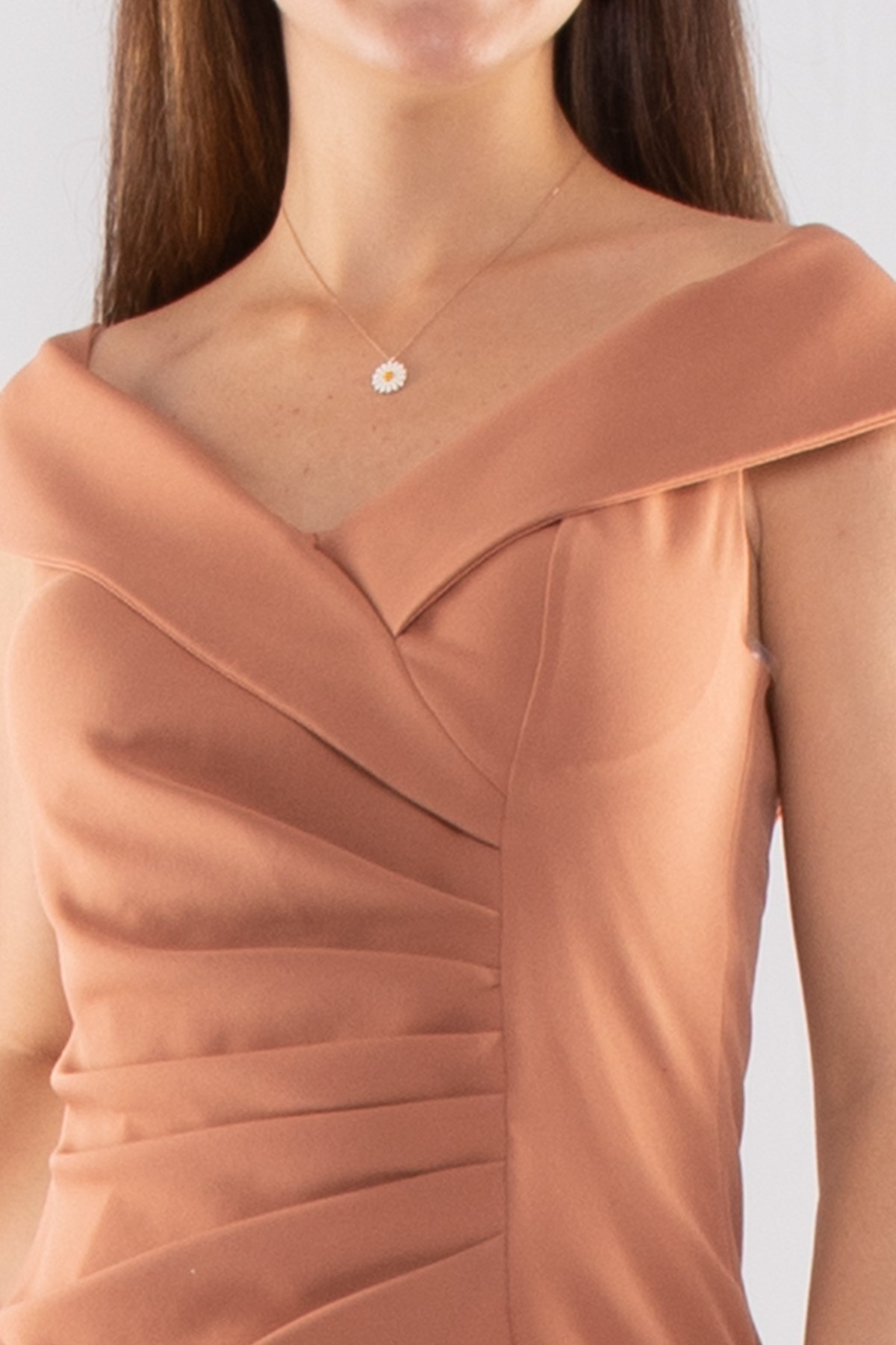 1057 Madonna Yaka Beli Drape Midiboy Krep Elbise