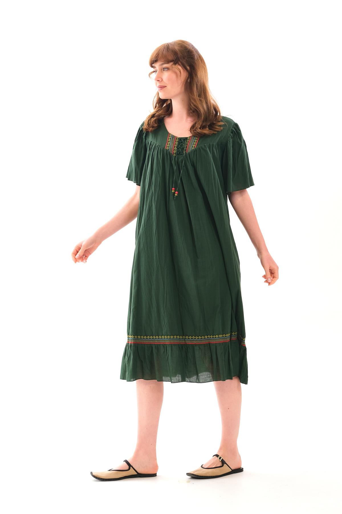 1058 Büyük Beden Ön İpli Yaka Etek Nakışlı Kısa Kol Otantik Elbise