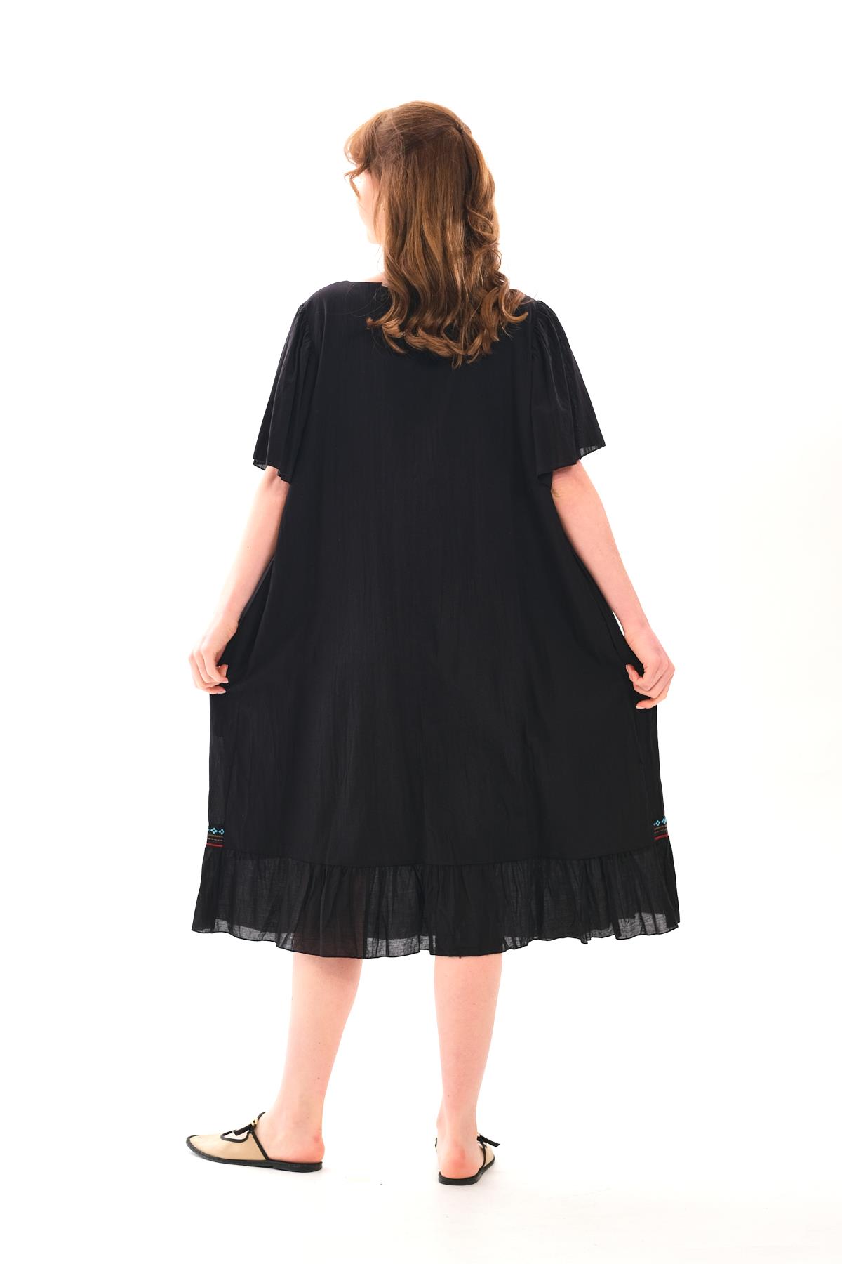 1058 Büyük Beden Ön İpli Yaka Etek Nakışlı Kısa Kol Otantik Elbise