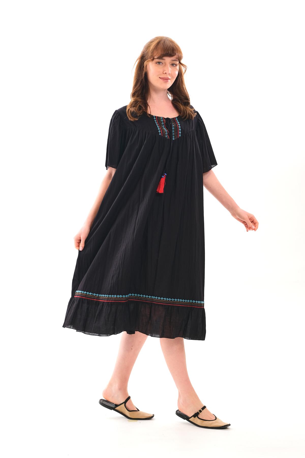 1058 Büyük Beden Ön İpli Yaka Etek Nakışlı Kısa Kol Otantik Elbise