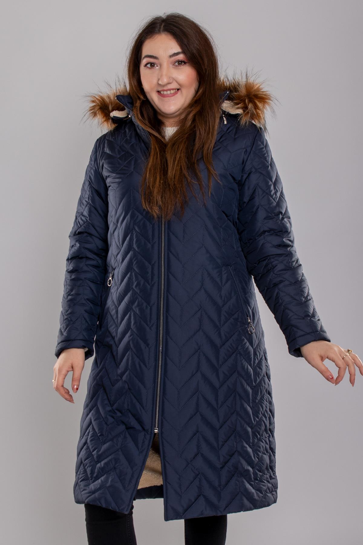 1074 Büyük Beden Kapüşonu Kürklü Zigzag Desen Elyaflı Kaban