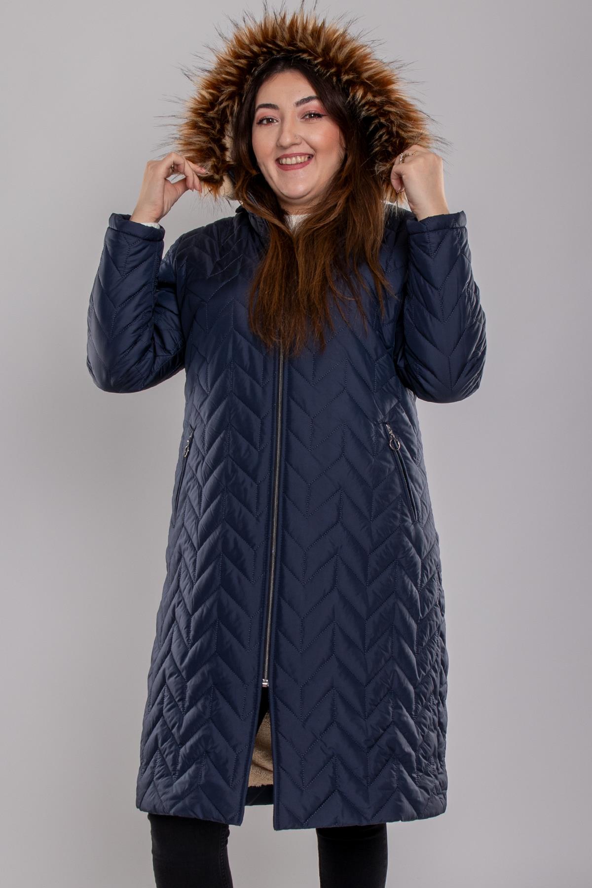 1074 Büyük Beden Kapüşonu Kürklü Zigzag Desen Elyaflı Kaban