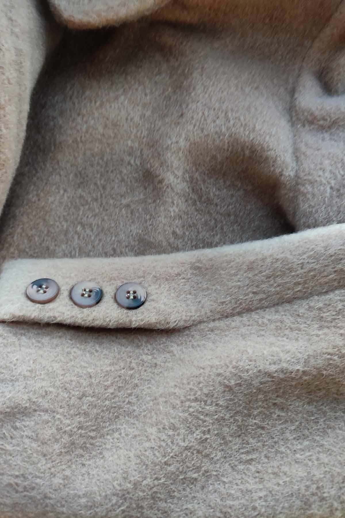 1105 Ceket Yaka Kuşaklı Düğmeli Uzun Keçe Kaban