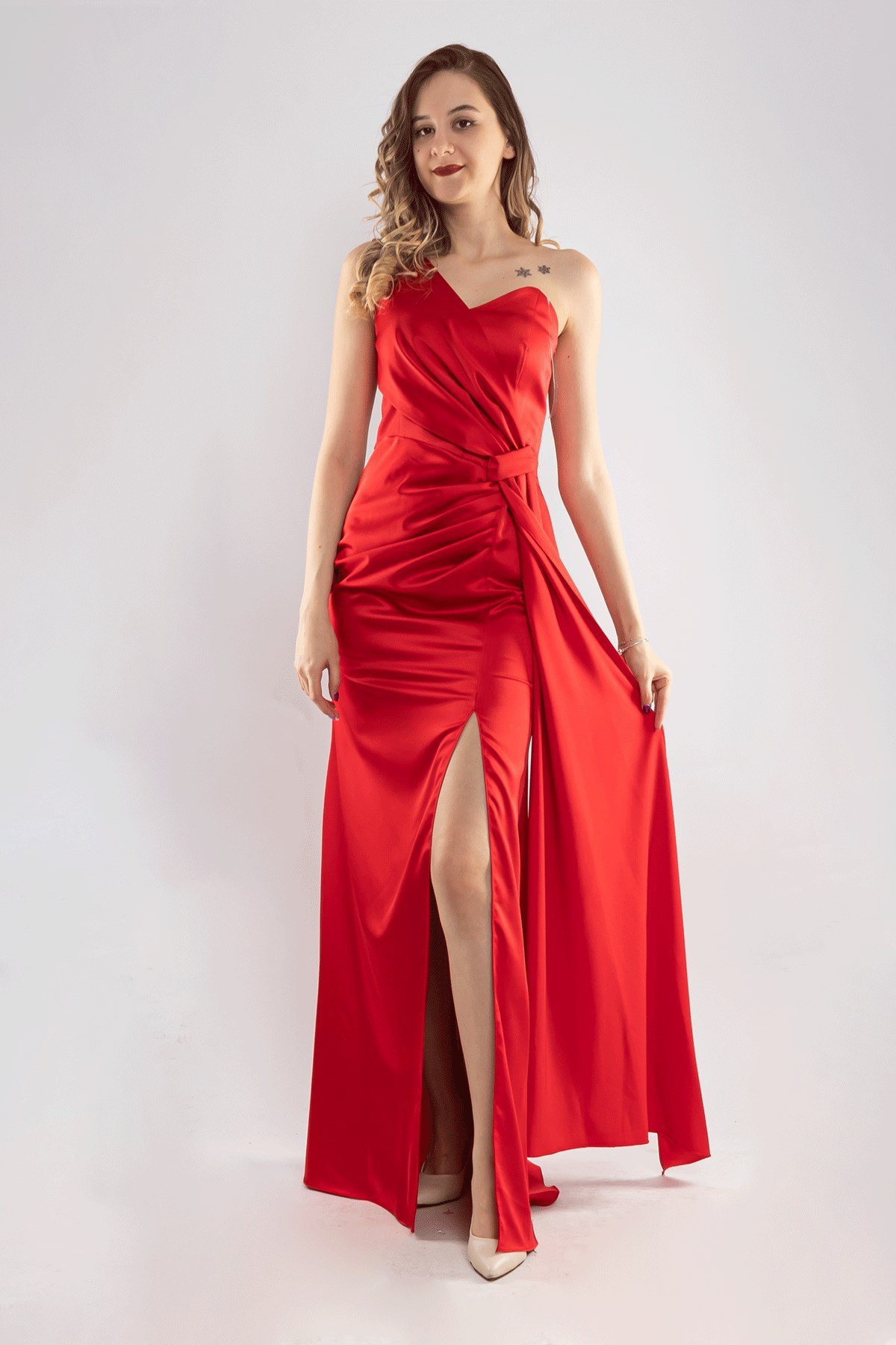 1193 Tek Omuz Şal Detay Yanı Drape Uzun Saten Elbise