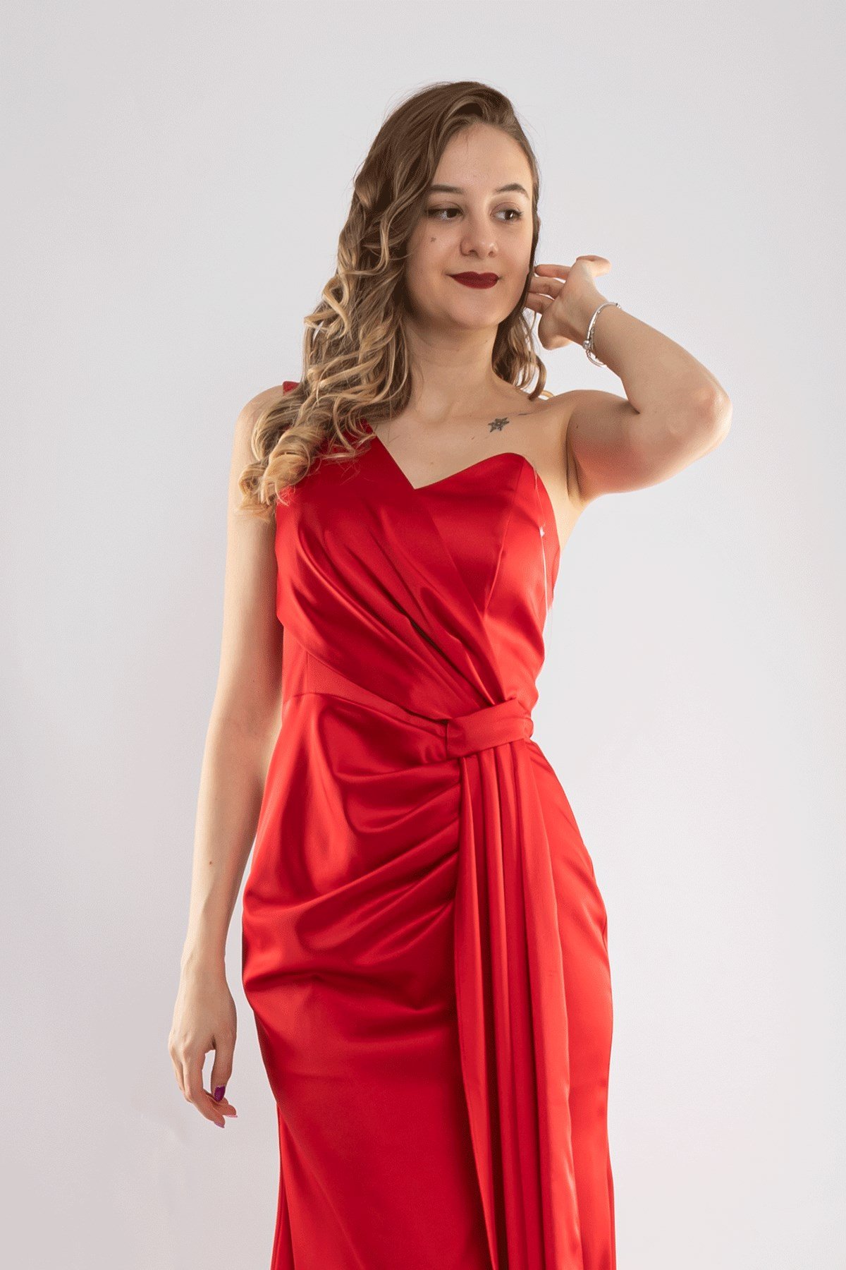 1193 Tek Omuz Şal Detay Yanı Drape Uzun Saten Elbise