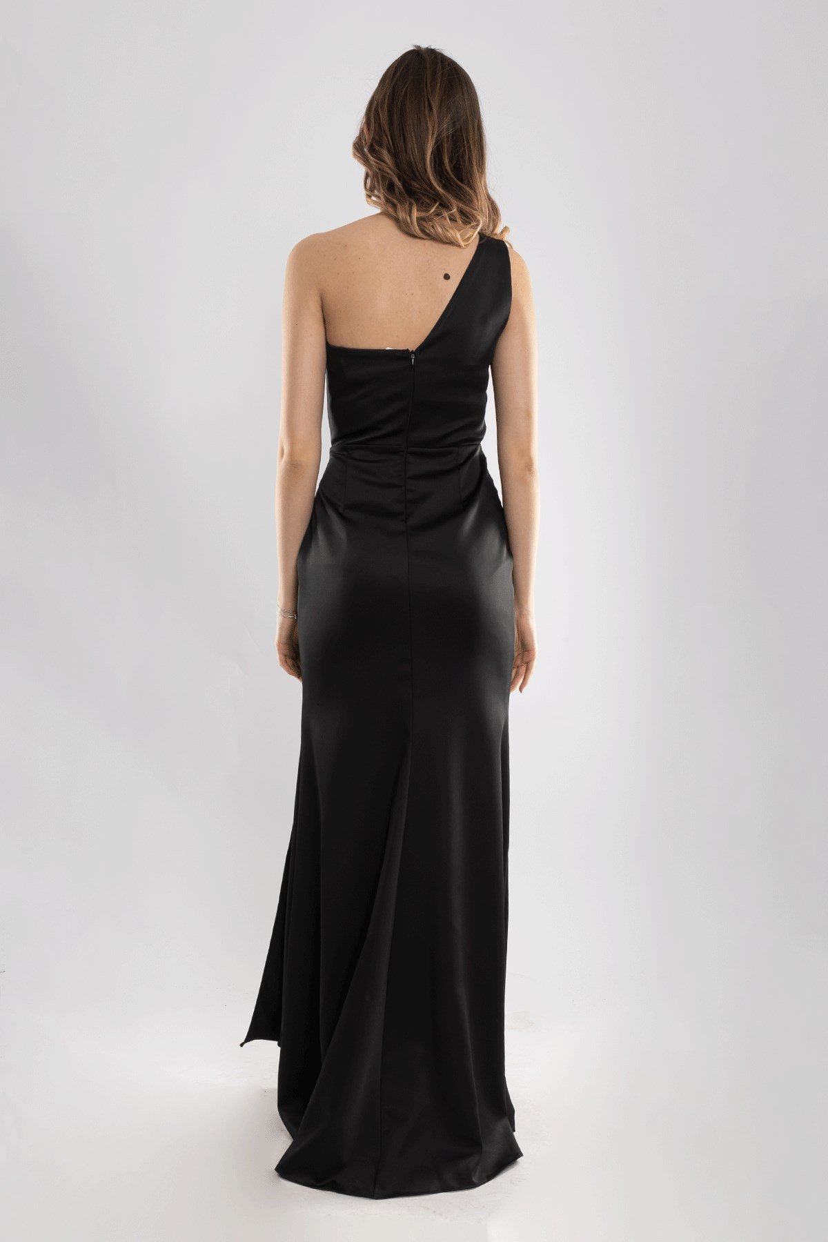 1193 Tek Omuz Şal Detay Yanı Drape Uzun Saten Elbise