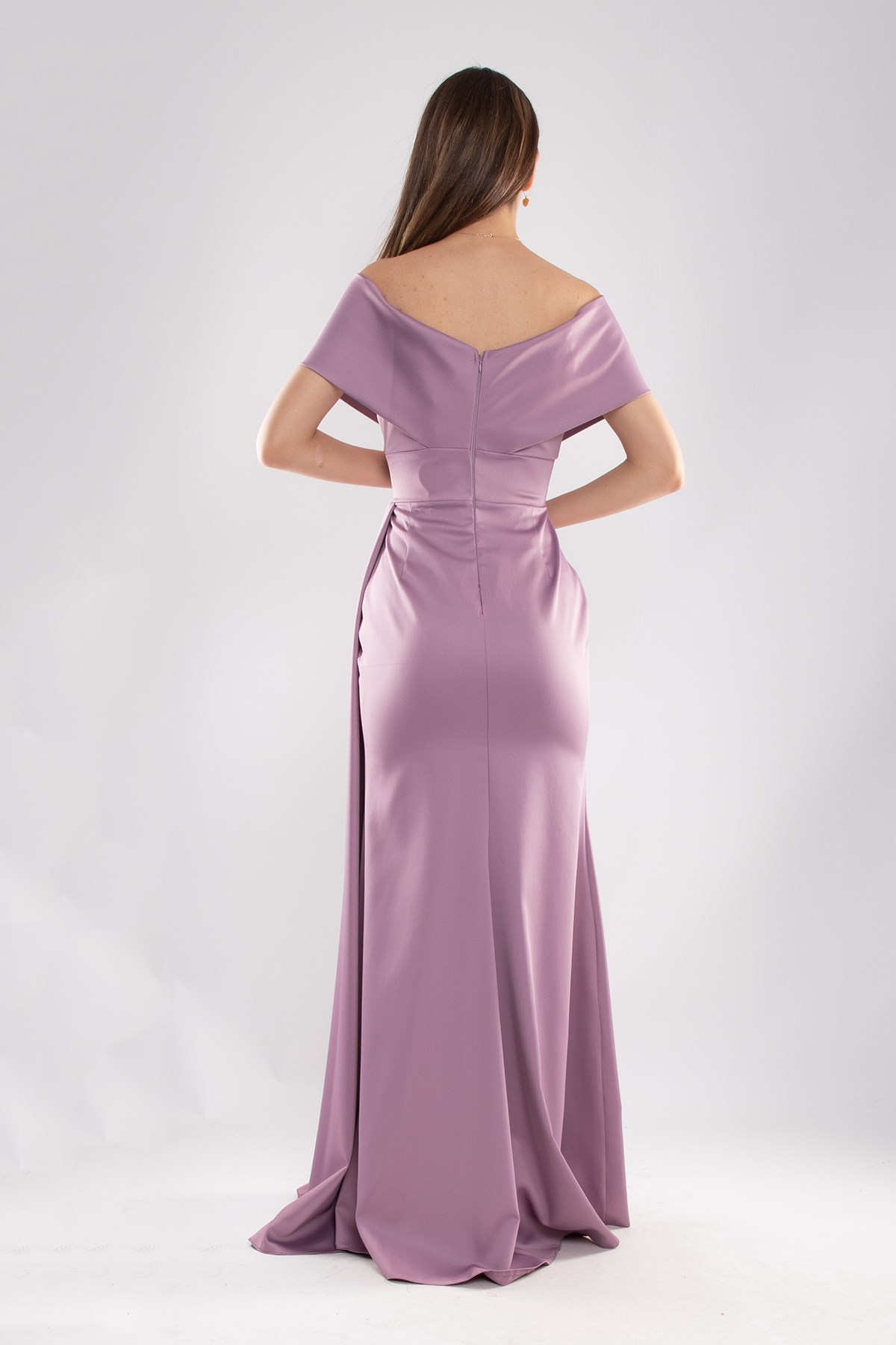 1195 Beli Drape Kayık Yaka Yanı Kuyruklu Uzun Saten Elbise