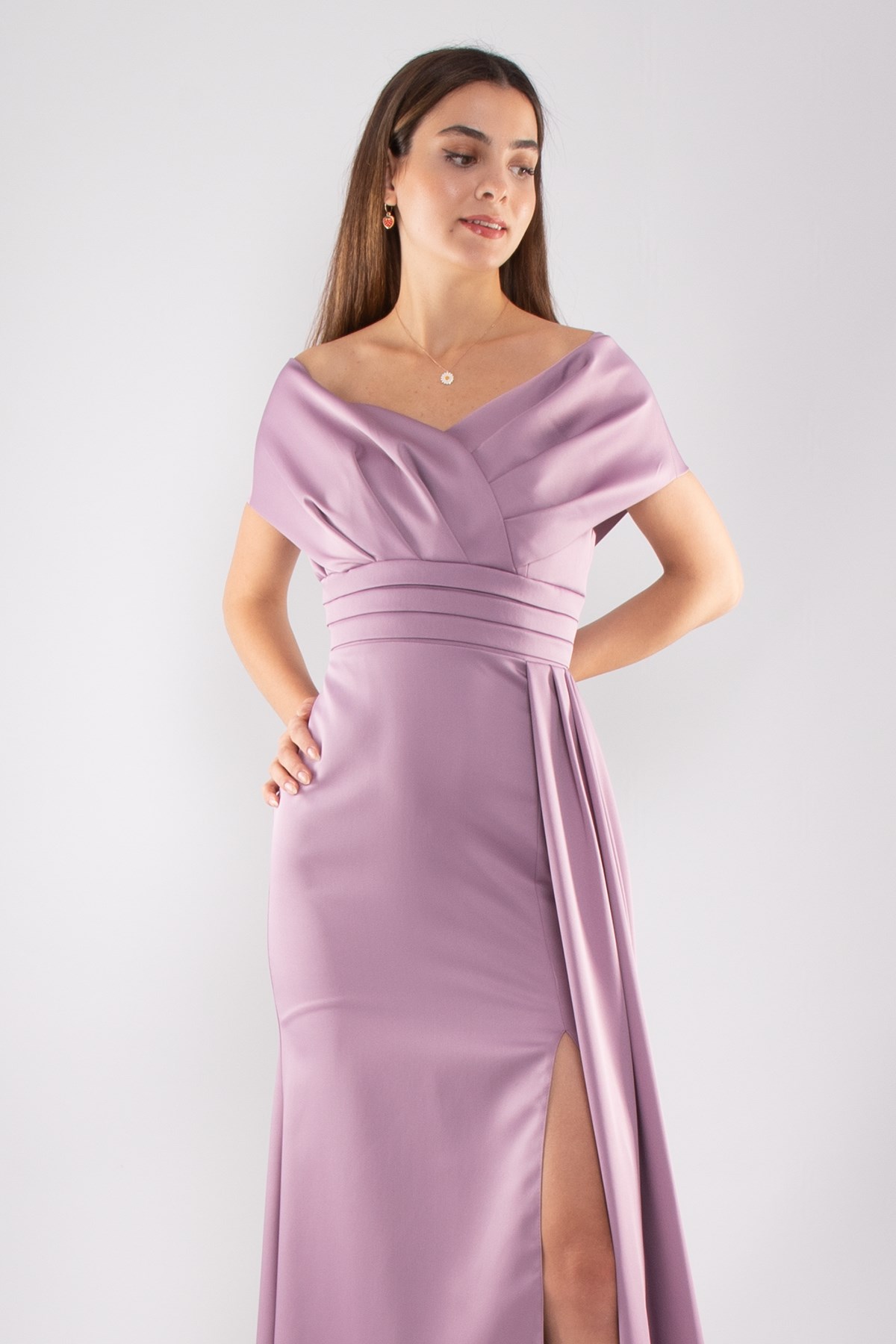 1195 Beli Drape Kayık Yaka Yanı Kuyruklu Uzun Saten Elbise