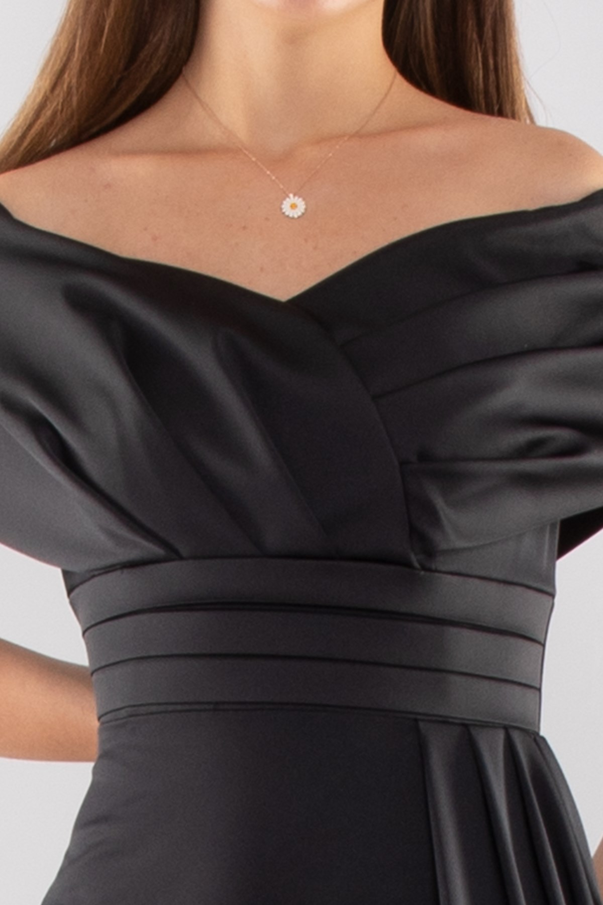 1195 Beli Drape Kayık Yaka Yanı Kuyruklu Uzun Saten Elbise