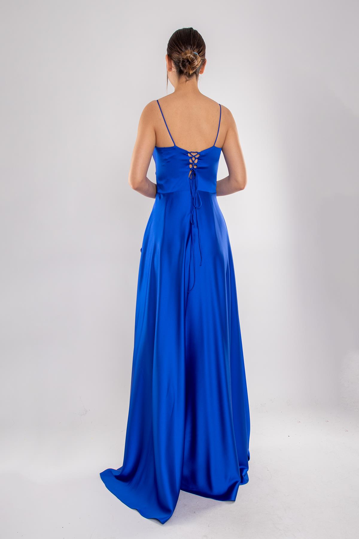 1324 Şalyaka Yırtmaçlı İpAskılı Sırtı Bağlamalı Uzun Saten Elbise