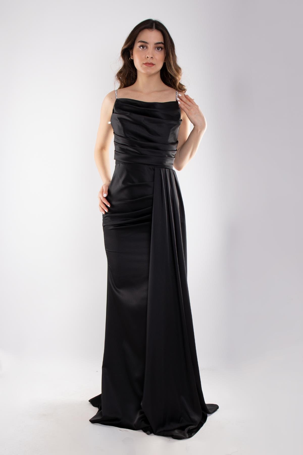 1329 İpAskılı Şalyaka Beli Drape Kuyruklu Uzun Saten Elbise