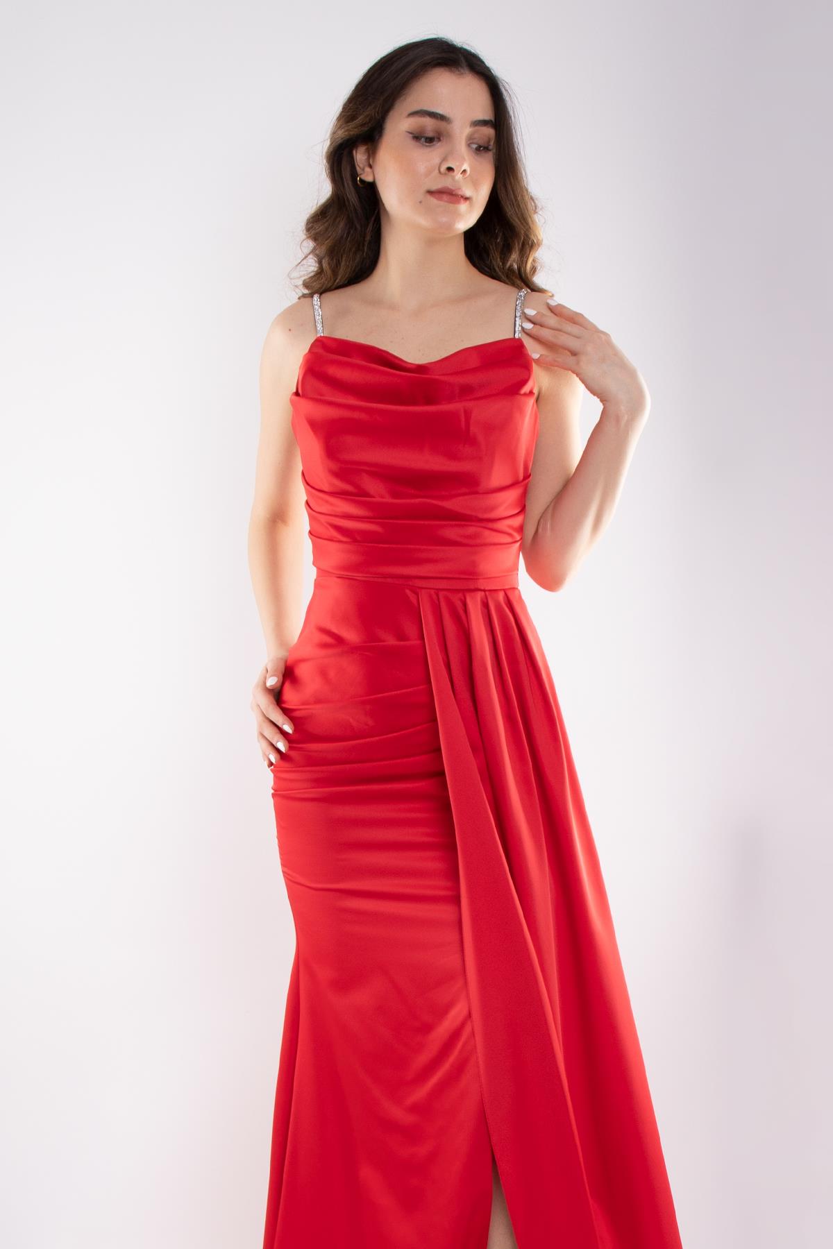 1329 İpAskılı Şalyaka Beli Drape Kuyruklu Uzun Saten Elbise