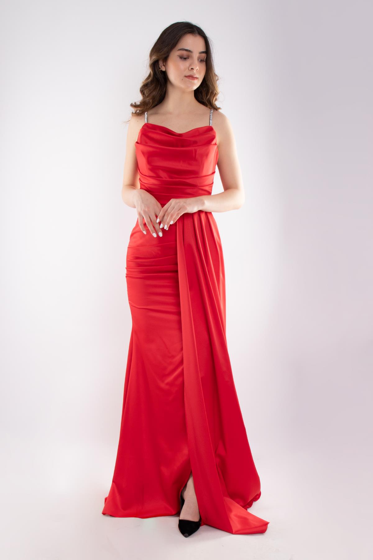 1329 İpAskılı Şalyaka Beli Drape Kuyruklu Uzun Saten Elbise