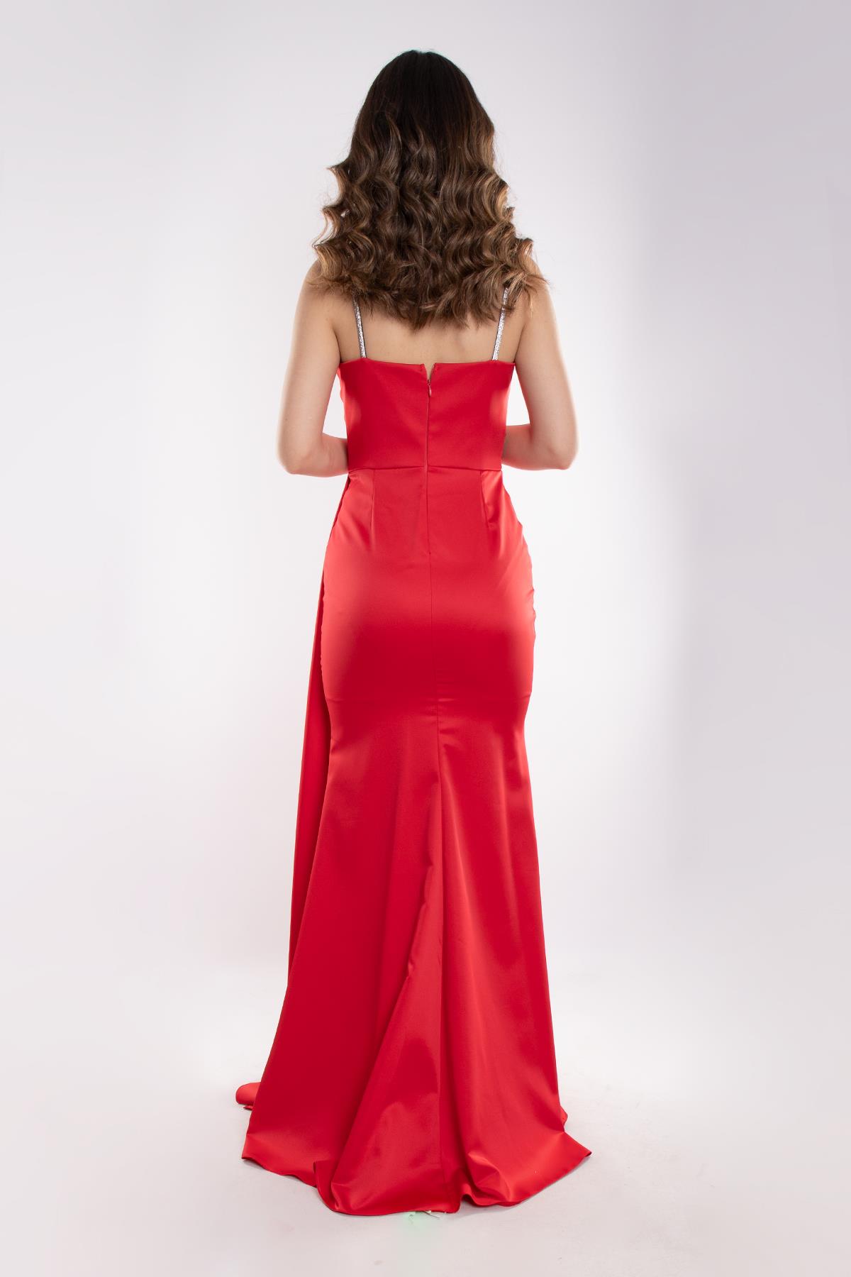 1329 İpAskılı Şalyaka Beli Drape Kuyruklu Uzun Saten Elbise