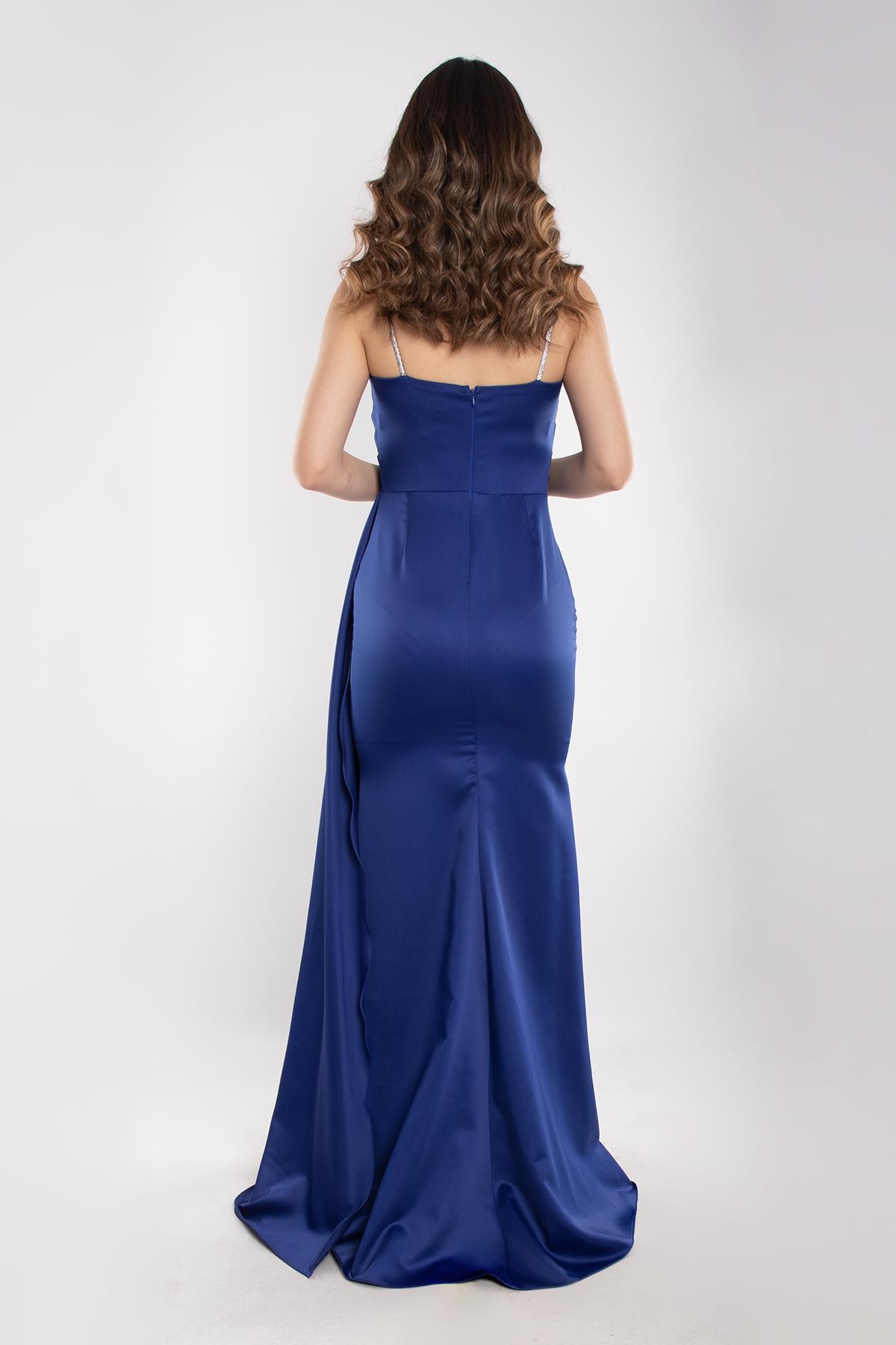 1329 İpAskılı Şalyaka Beli Drape Kuyruklu Uzun Saten Elbise