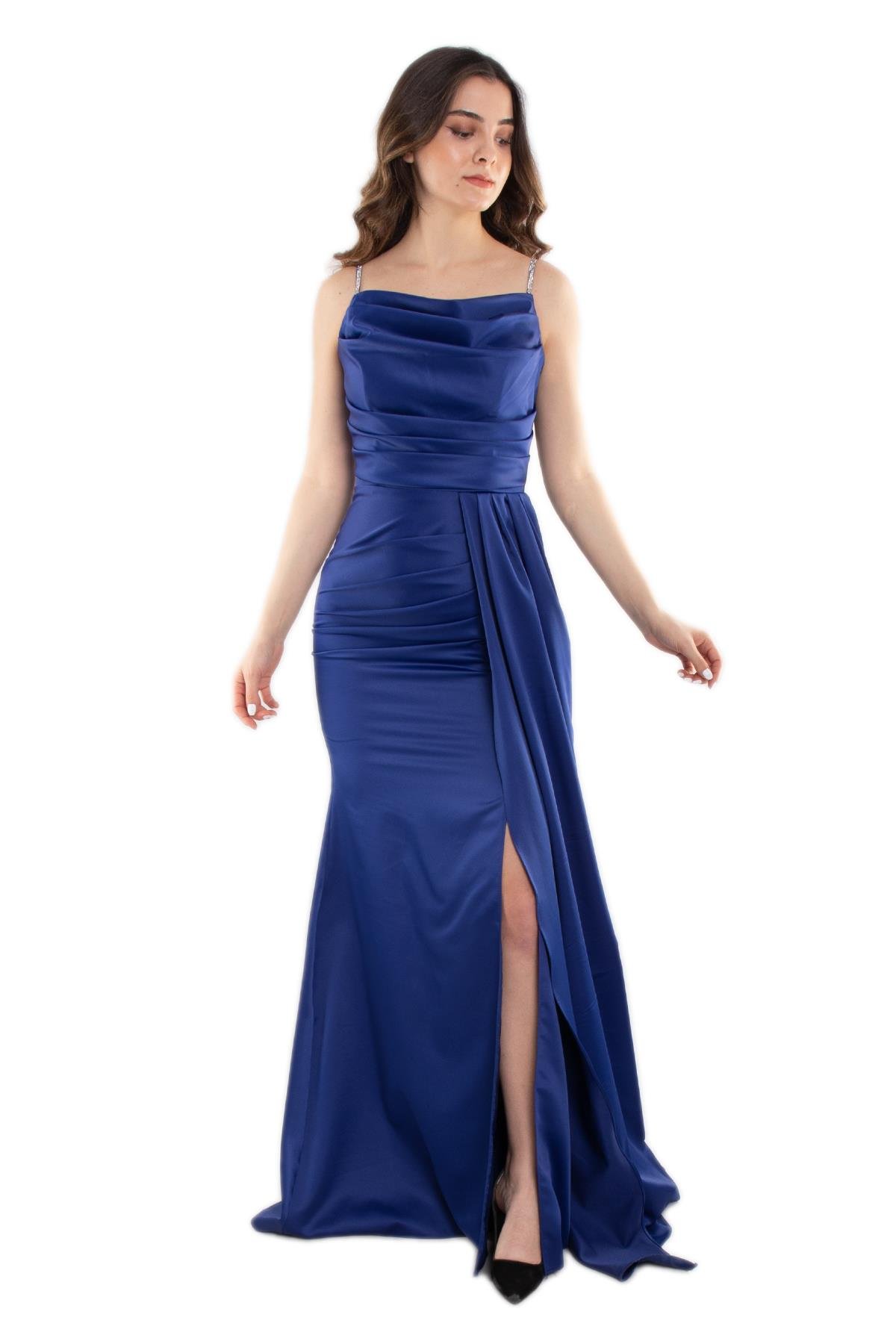 1329 İpAskılı Şalyaka Beli Drape Kuyruklu Uzun Saten Elbise