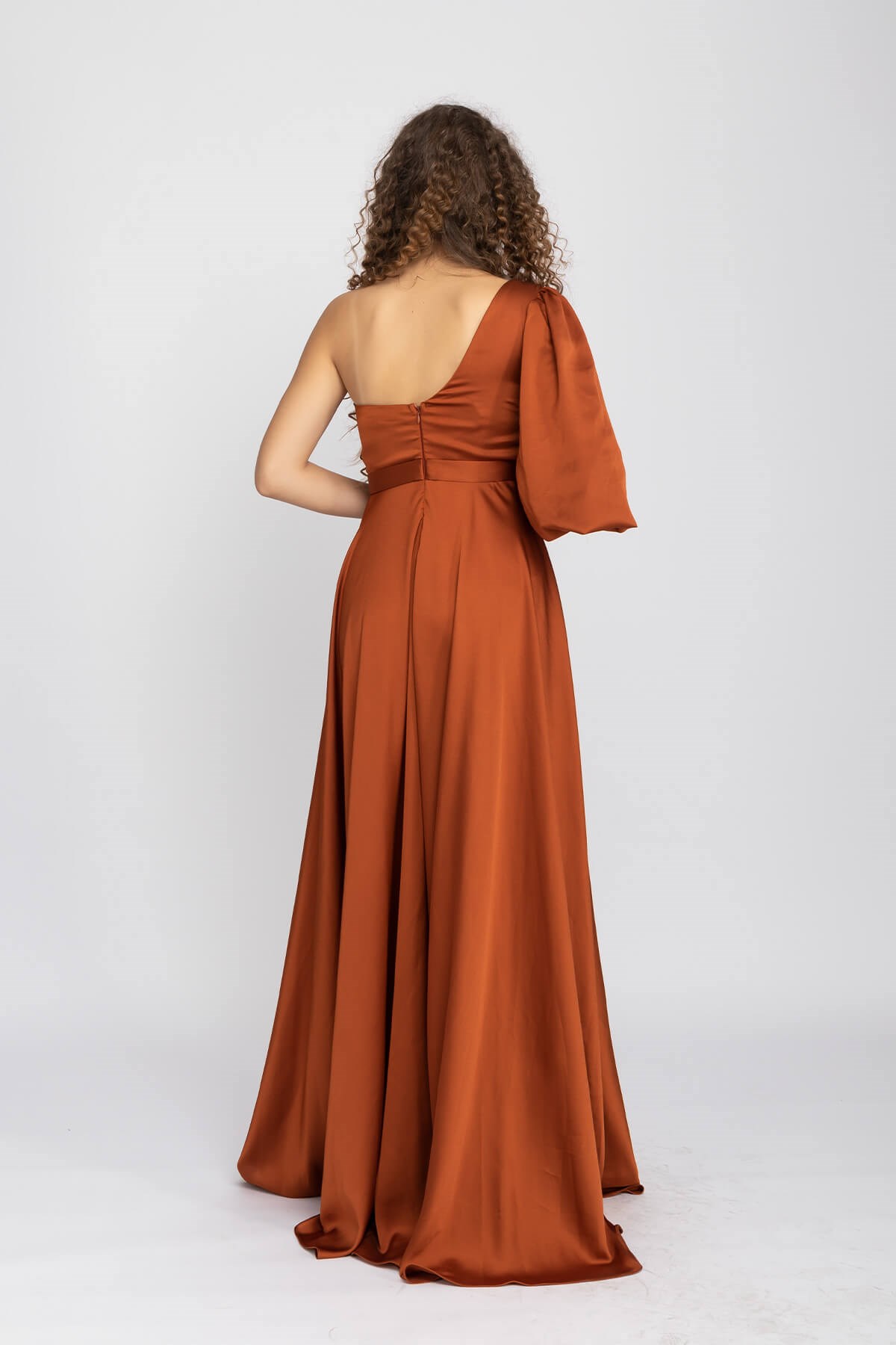 1337 KB Tek Omuz Balon Kol Yırtmaçlı Saten Abiye Elbise